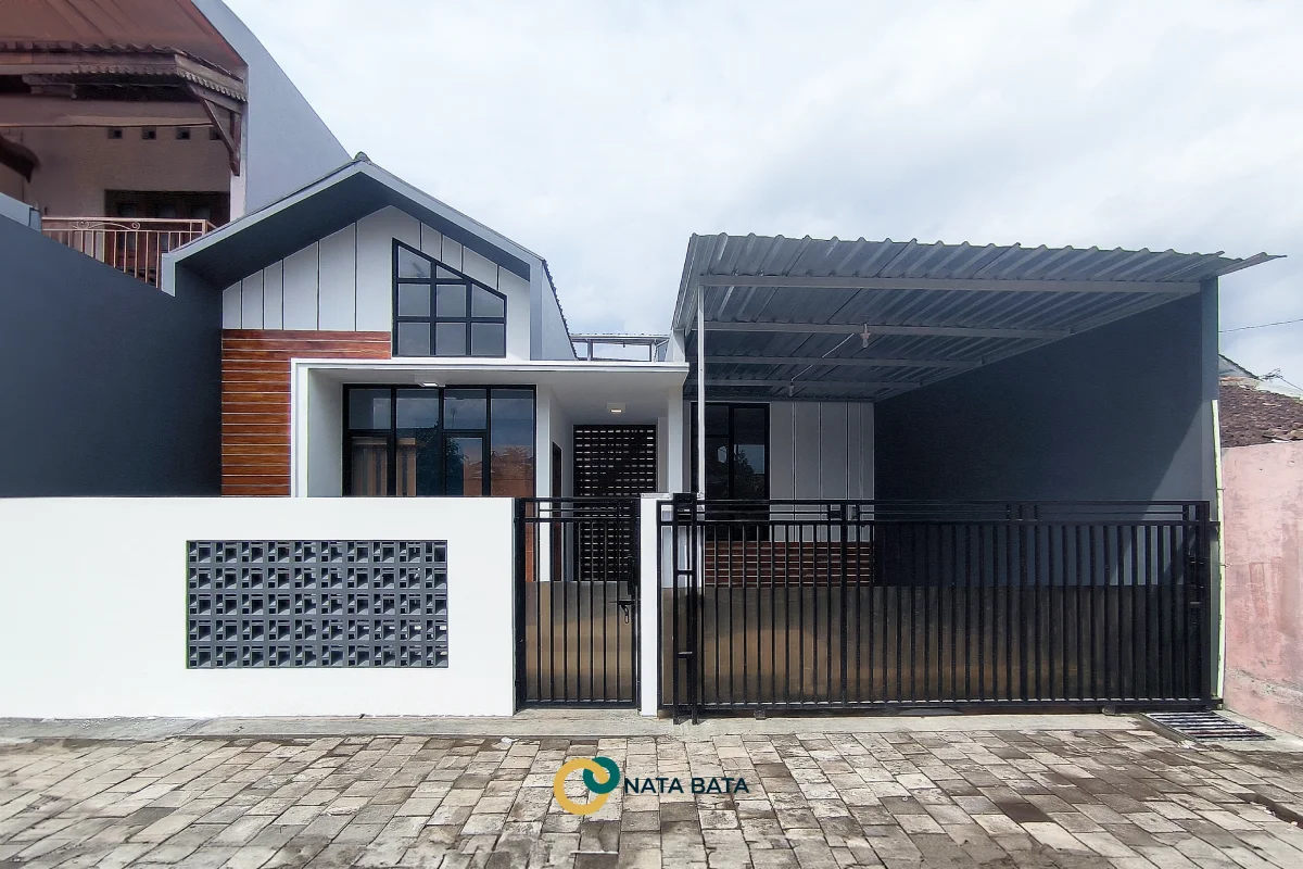 Tampak depan rumah tropis modern minimalis di Santan Regency