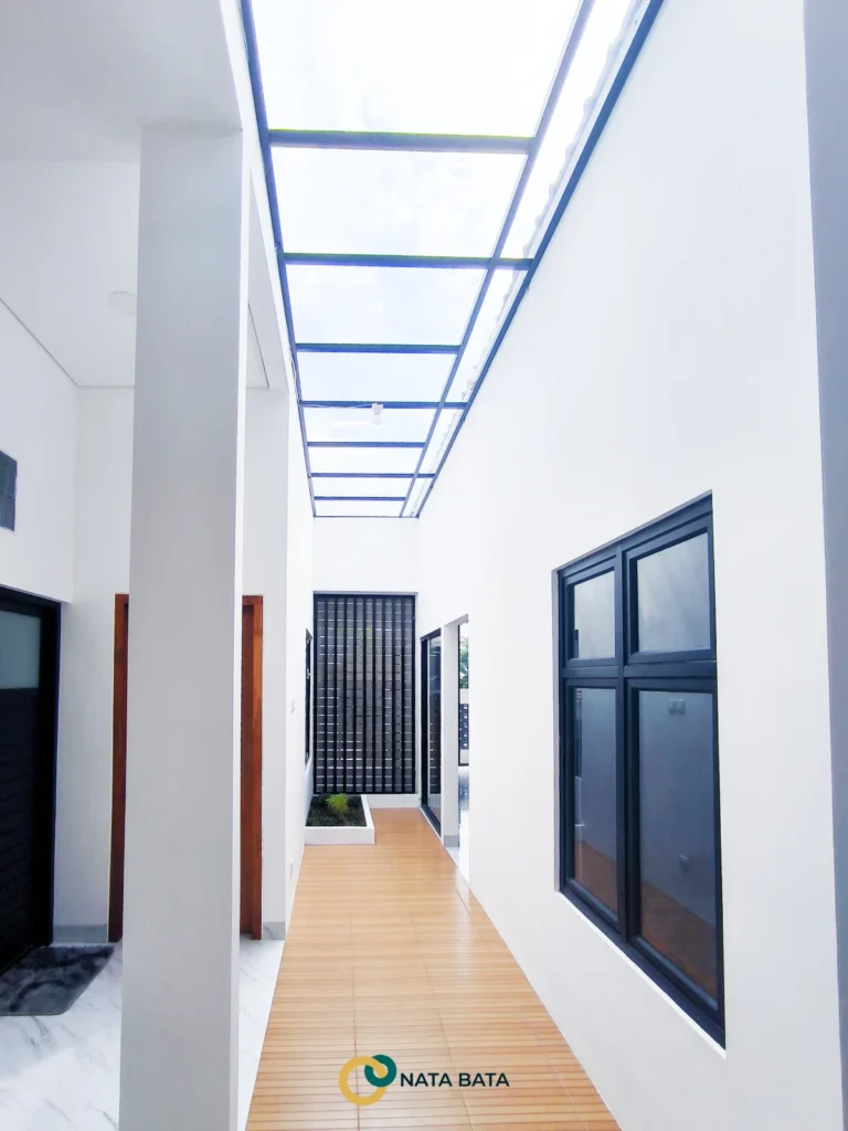 Koridor rumah dengan skylight untuk pencahayaan alami