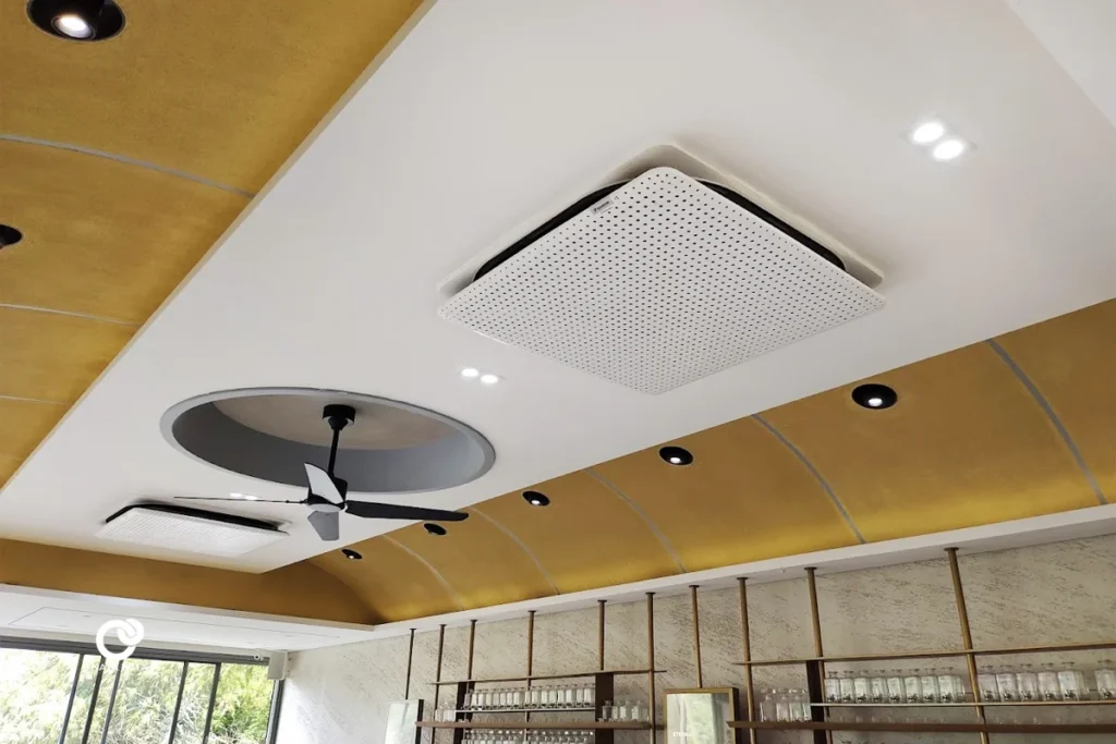 Desain plafon modern dengan kombinasi AC ceiling dan kipas angin industrial, interior showroom oleh Nata Bata.